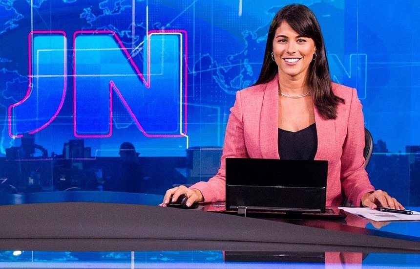 Jéssica Senra posa na bancada do Jornal Nacional (foto: divulgação/TV Globo)