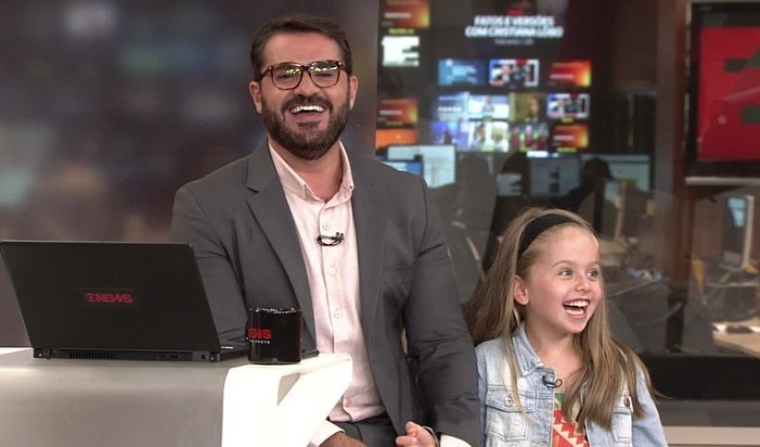 Marcelo Cosme é surpreendido pela filha do correspondente Ariel Palacios (foto: reprodução/GloboNews)