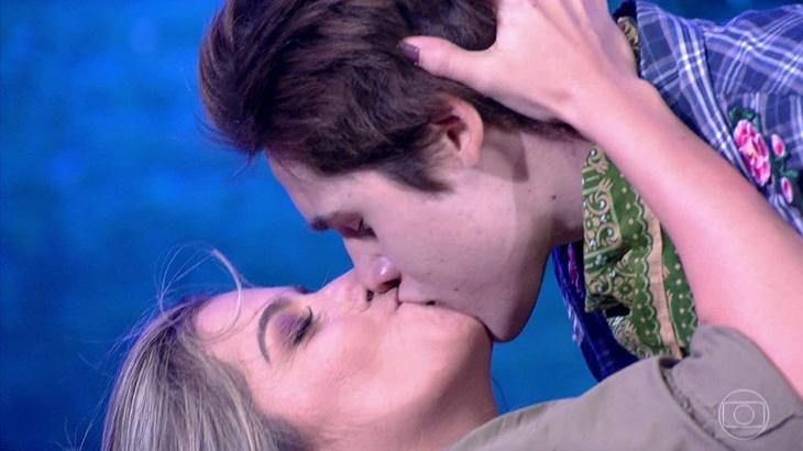 Nicolas Prattes beija dançarina durante o Dança dos Famosos (Foto: reprodução/Globo)