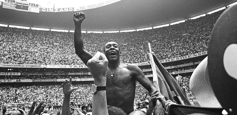 Pelé comemorando após vencer Copa (Foto: reprodução)