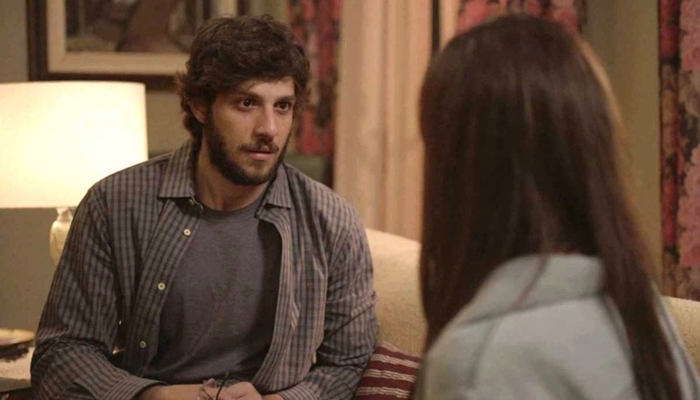 Danilo (Chay Suede) é enganado por Thelma (Adriana Esteves) novamente em Amor de Mãe (Foto: Reprodução/Globo)