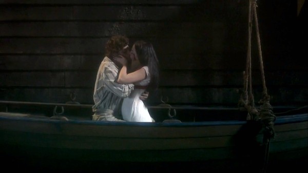 Anna beija Joaquim em cena de Novo Mundo