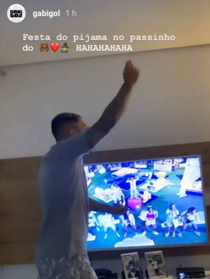 Gabigol ficou em casa dançando enquanto assistia ao BBB (Foto: Reprodução/ Instagram)
