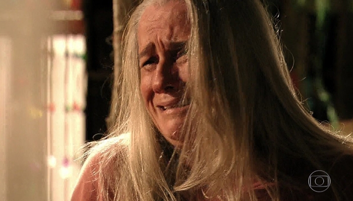 Lucinda (Vera Holtz) acredita que matou a mãe de Carminha (Adriana Esteves) em Avenida Brasil (Foto: Reprodução/Globo)