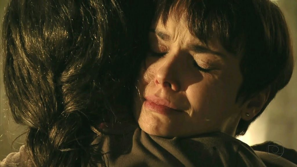 Nina chora e abraça Carminha em cena da novela Avenida Brasil