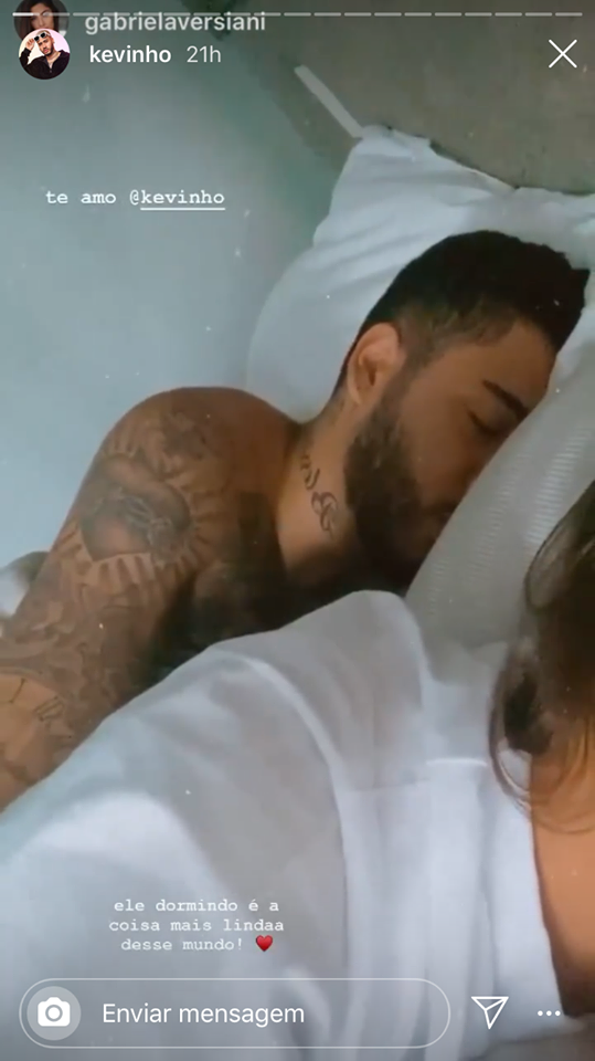 Gabriela Versiani flagra Kevinho na cama pela manhã, o casal está junto desde janeiro desse ano (Imagem: Instagram)