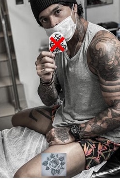 Murilo Gucci cobrindo a tatuagem feita em homenagem a Felipe Prior com a imagem de uma flor (Foto: Reprodução)