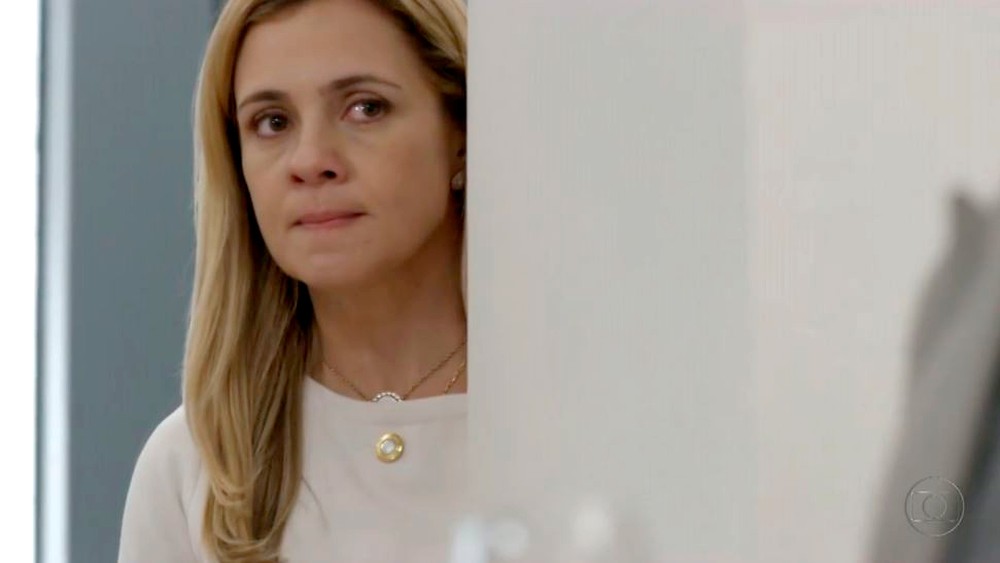 Carminha (Adriana Esteves) tinha motivos de sobra para matar Max (Marcello Novaes) — (Foto: Globo)