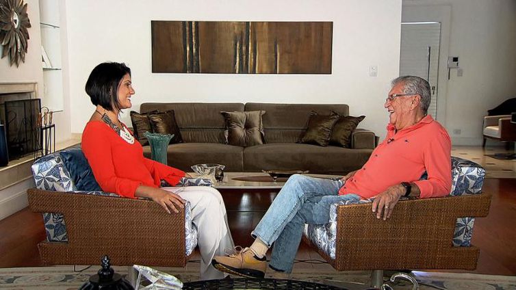 Roseann Kennedy entrevista o apresentador Carlos Alberto de Nóbrega( Imagem: Divulgação/TV Brasil)